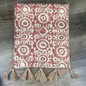 ✨ Ornate Cotton Tassel Table Runner – Boho Global Decor